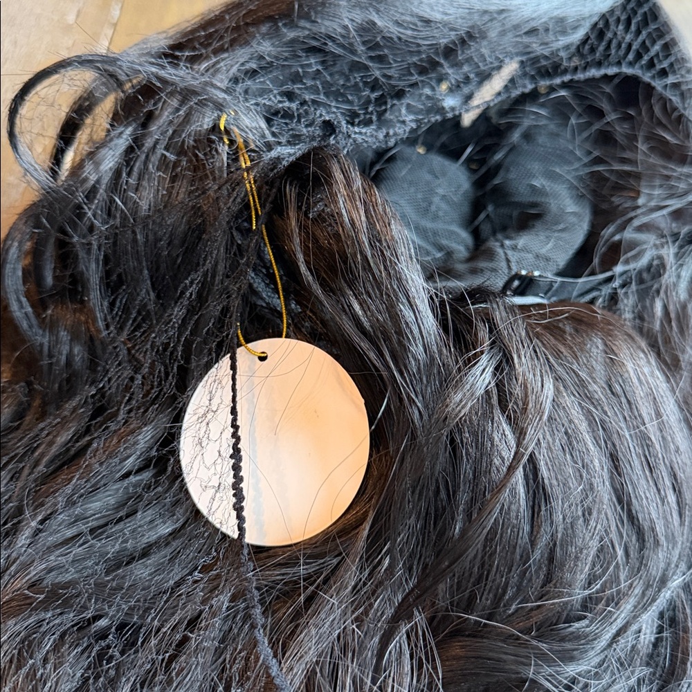 Luxurious Black Wavy Wig - Picture 6 of 7